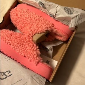 Ugg maxi curly platform slides pink size 9 New in Box